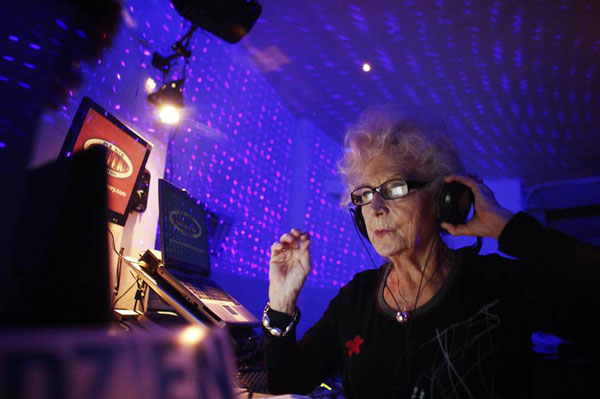 perierga.gr - Γιαγιά ετών 73... παίζει μουσική σε κλαμπ!