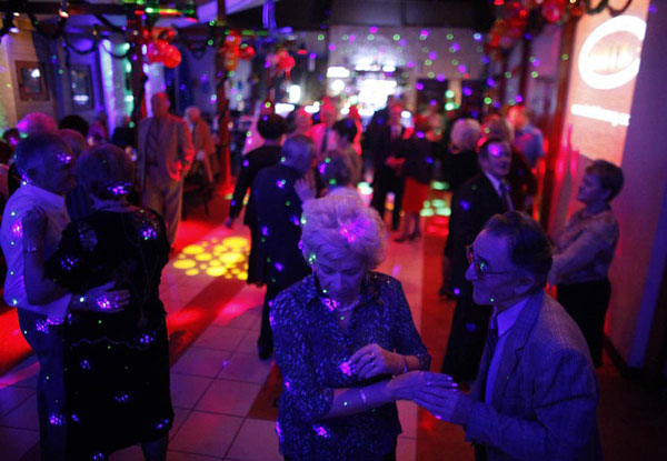 perierga.gr - Γιαγιά ετών 73... παίζει μουσική σε κλαμπ!