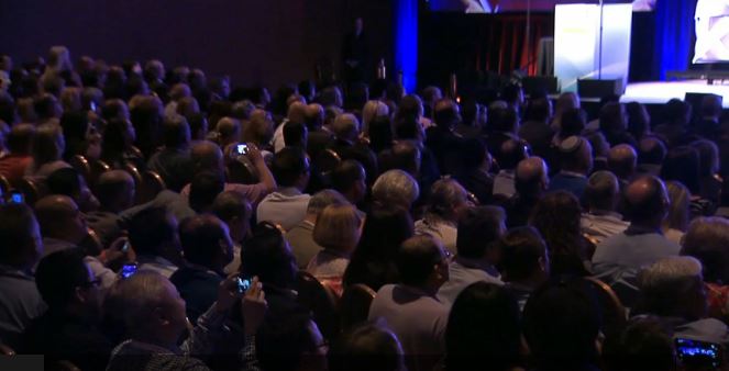 ΒΙΝΤΕΟ-Άγνωστη πέταξε παπούτσι στη Χίλαρι Κλίντον