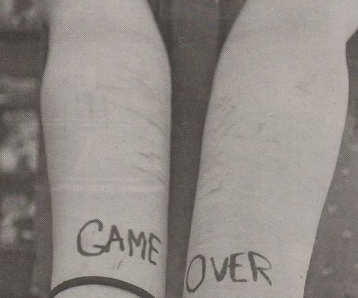 ΦΩΤΟ-Ματωμένη μόδα πάνω στα θρανία