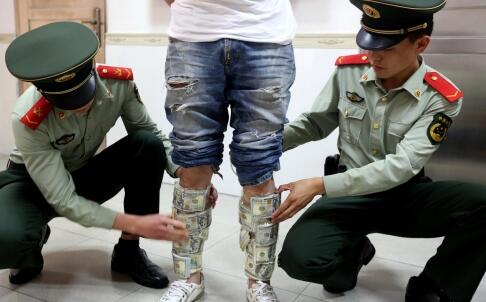 Μισό εκατομμύριο κρυμμένο στα… πόδια του