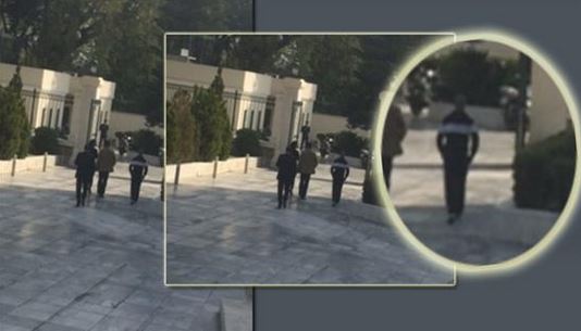 ΦΩΤΟ-Ο γιος του Μπαλτάκου φεύγει από τη Βουλή μετά το επεισόδιο