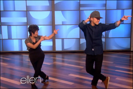 ΒΙΝΤΕΟ-&#8216;Gangnam Style&#8217; ρεσιτάλ από μητέρα και γιο