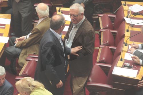ΦΩΤΟ-Καραμανλής – Κακλαμάνης “τα είπαν” στη βουλή