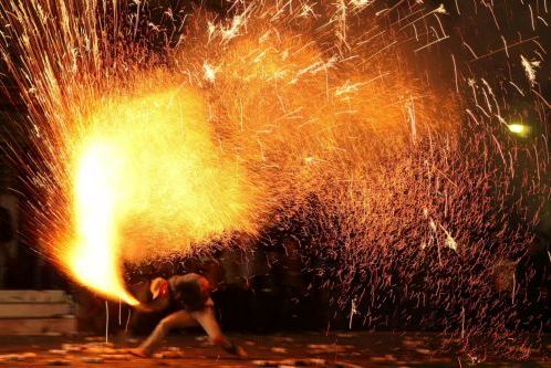 Σαντορίνη- 4 τραυματίες από έκρηξη βαρελότου-Συνελήφθησαν 2 άτομα