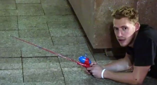 ΒΙΝΤΕΟ-Κυνηγώντας 20 δολάρια