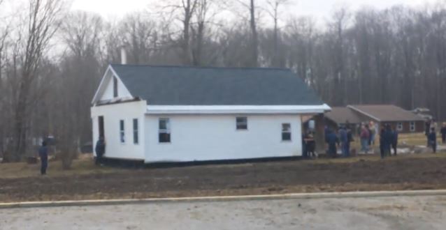 ΒΙΝΤΕΟ-Μετέφεραν το σπίτι στα… χέρια