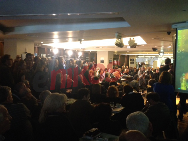 ΦΩΤΟ-Ασφυκτικά γεμάτη η αίθουσα του Ιανού