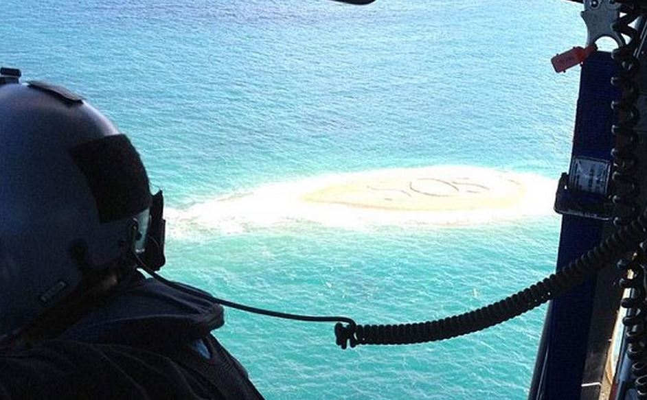 ΦΩΤΟ-Σώθηκαν από ένα τεράστιο S.O.S στην άμμο!