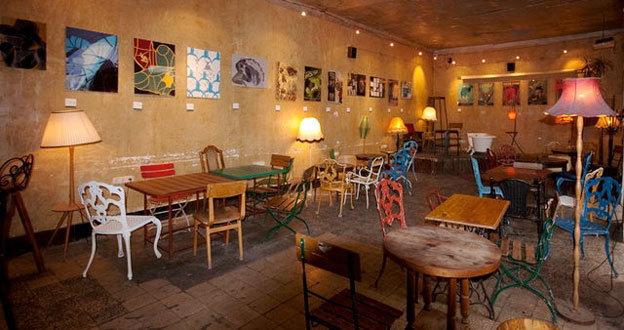 ΦΩΤΟ-Μπαρ φτιαγμένο από άχρηστα αντικείμενα