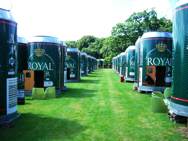 ΦΩΤΟ-Διακοπές μέσα σε ένα κουτί… μπύρας!