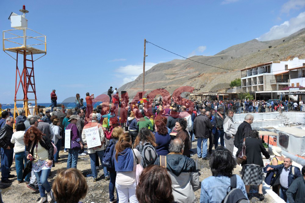 ΦΩΤΟ-Διαμαρτυρία εν πλω για τα χημικά