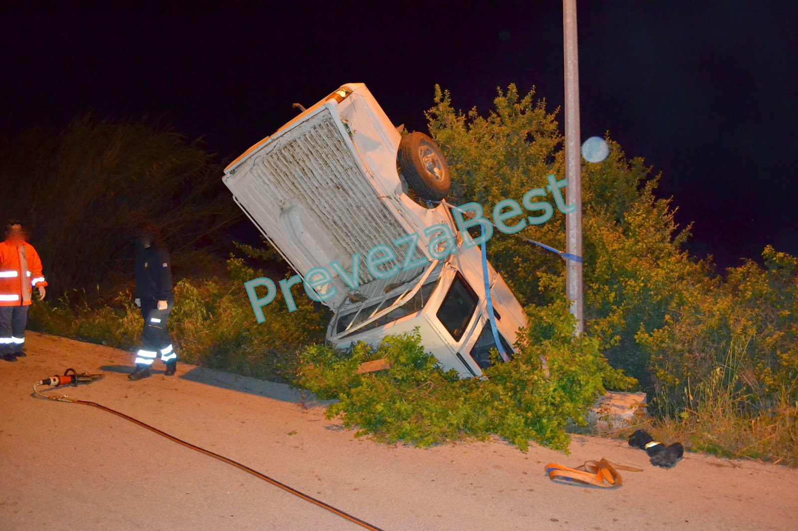 ΦΩΤΟ-Αμάξι καρφώθηκε σε χαντάκι στην Πρέβεζα