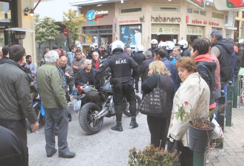 ΦΩΤΟ-Αστυνομικοί «μπλοκάρουν» τοπικούς παραγωγούς