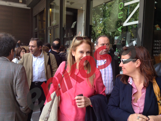 ΦΩΤΟ-Η Άννα Νταλάρα στην παρουσίαση του βιβλίου