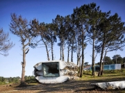 ΦΩΤΟ-Ένα σπίτι μέσα σε… βράχο