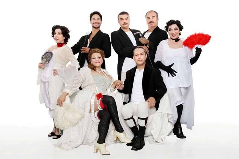 Αυλαία στην παράσταση “Ψύλλοι στα αφτιά”, λόγω της έκρηξης