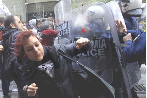 ΦΩΤΟ-Η επίθεση των ΜΑΤ στους διαδηλωτές