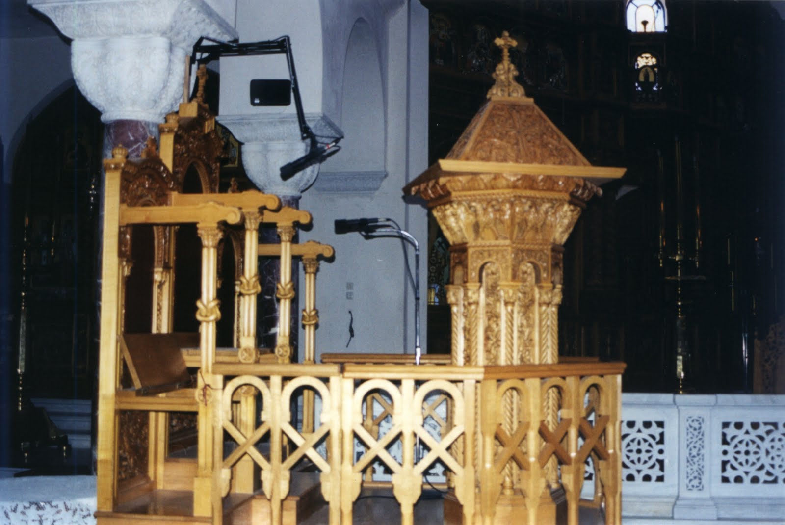 Ιερόσυλοι έκλεψαν… μικρόφωνο