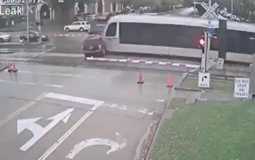 ΒΙΝΤΕΟ-Σύγκρουση τρένου με ΙΧ on camera