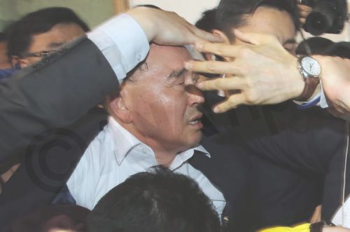 ΦΩΤΟ-Επιτέθηκαν στον Πρωθυπουργό της Ν.Κορέας