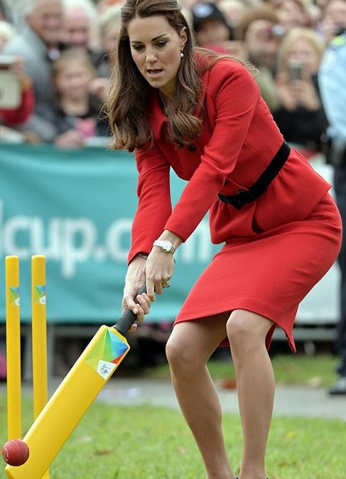 ΒΙΝΤΕΟ-Η Κέιτ Μίντλετον έπαιξε κρίκετ με φούστα και γόβες