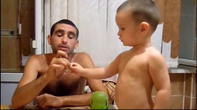 ΒΙΝΤΕΟ-ΣΟΚ-Πατέρας ανάβει τσιγάρο στον 2χρονο γιο του