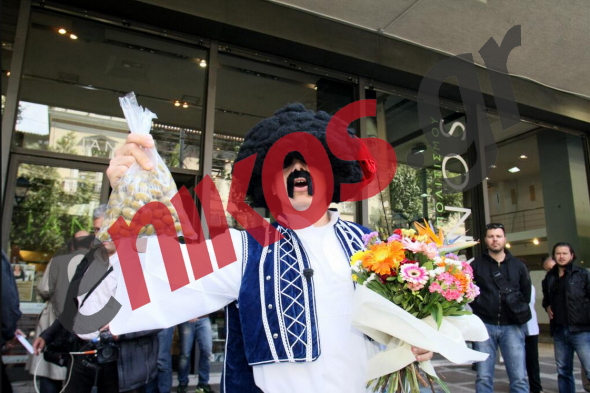 ΦΩΤΟ-Οι ελιές και η ανθοδέσμη του τσολιά για τον Παπανδρέου