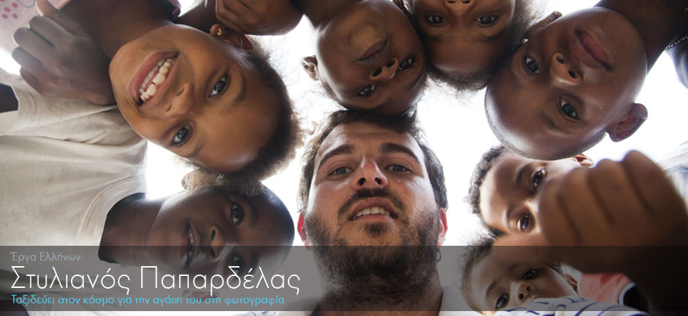 Έλληνας φωτογράφος γυρίζει τον κόσμο με λεωφορείο