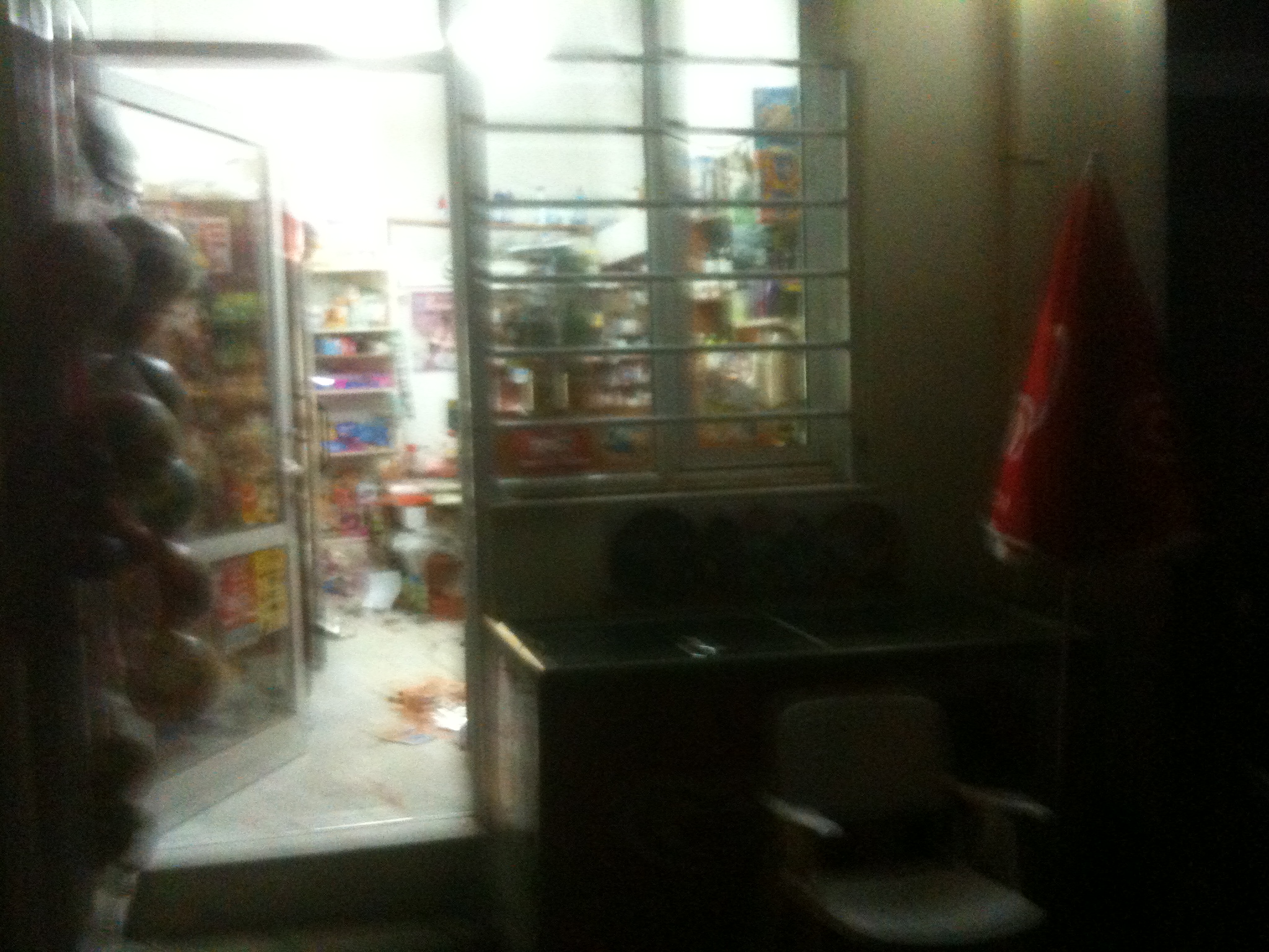 Κοζάνη: Λήστεψαν mini market, τραυμάτισαν τον ιδιοκτήτη