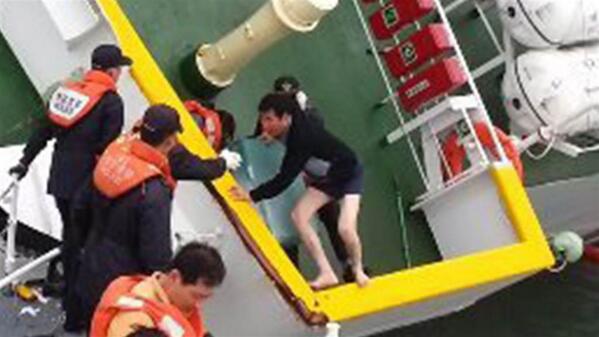 ΒΙΝΤΕΟ της ακτοφυλακής: Ο πλοίαρχος εγκαταλείπει το πλοίο