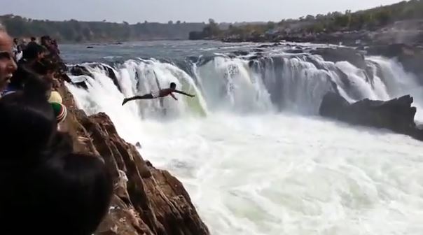 ΒΙΝΤΕΟ-Ο τουρίστας βούτηξε στους καταρράκτες