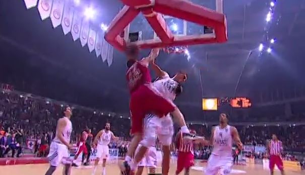 ΒΙΝΤΕΟ-Το εντυπωσιακό κάρφωμα του Λοτζέσκι στην κορυφή των highlights