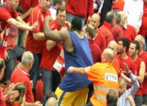 ΦΩΤΟ-Ο Σχορτσιανίτης επιτέθηκε σε οπαδούς