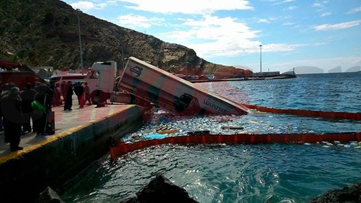 ΦΩΤΟ από το απίστευτο ατύχημα με τη νταλίκα στη Σαντορίνη-Η επιχείρηση ανέλκυσης