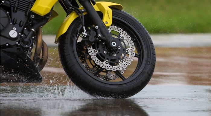 Φρένο σε βρεγμένο δρόμο