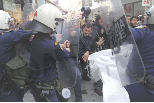 Ιδιωτικοί Υπάλληλοι: Απρόκλητη και ωμή η επίθεση των ΜΑΤ