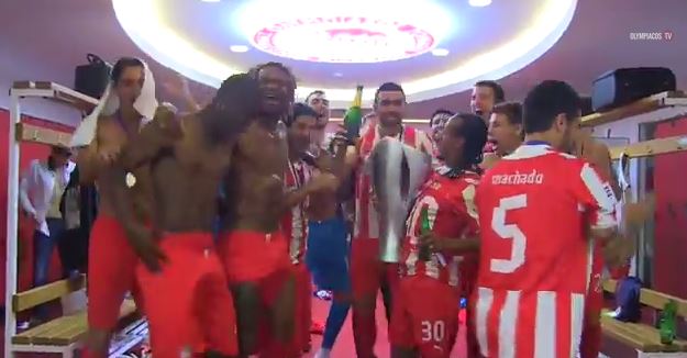 BINTEO-Οι πανηγυρισμοί των πρωταθλητών στα αποδυτήρια