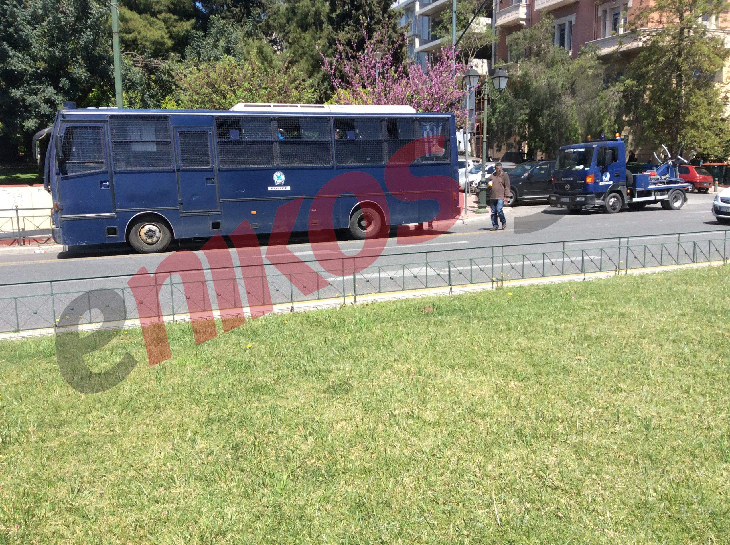 ΤΩΡΑ-ΦΩΤΟ-Εντείνονται τα μέτρα ασφαλείας για την Μέρκελ