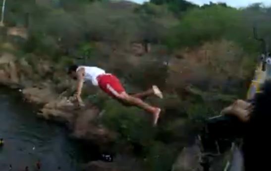 ΒΙΝΤΕΟ-Βουτιά που κόβει την ανάσα