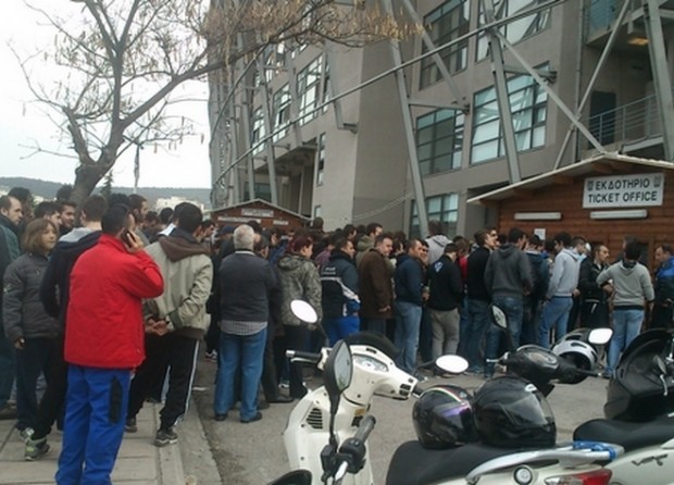 Πανικός για ένα εισιτήριο