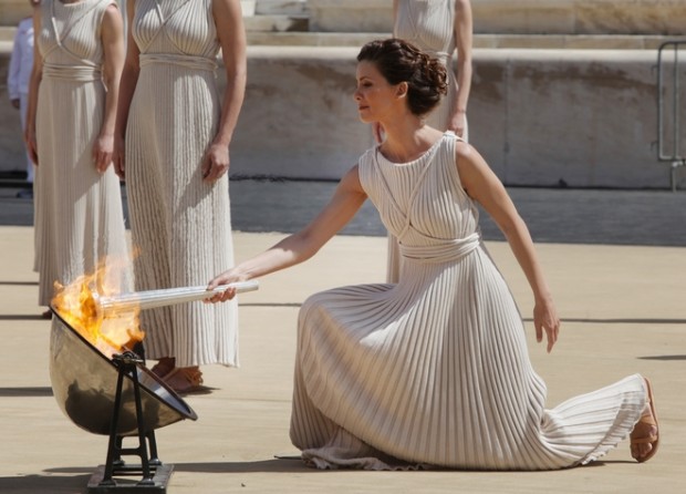 ΦΩΤΟ-Άναψε η Φλόγα, νέα Πρωθιέρεια η Κατερίνα Λέχου