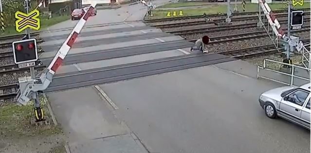 ΒΙΝΤΕΟ-Τον χτύπησε το τρένο κι … έφυγε περπατώντας