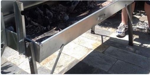 ΦΩΤΟ-Ο Βρετανός πρέσβης σουβλίζει τον οβελία