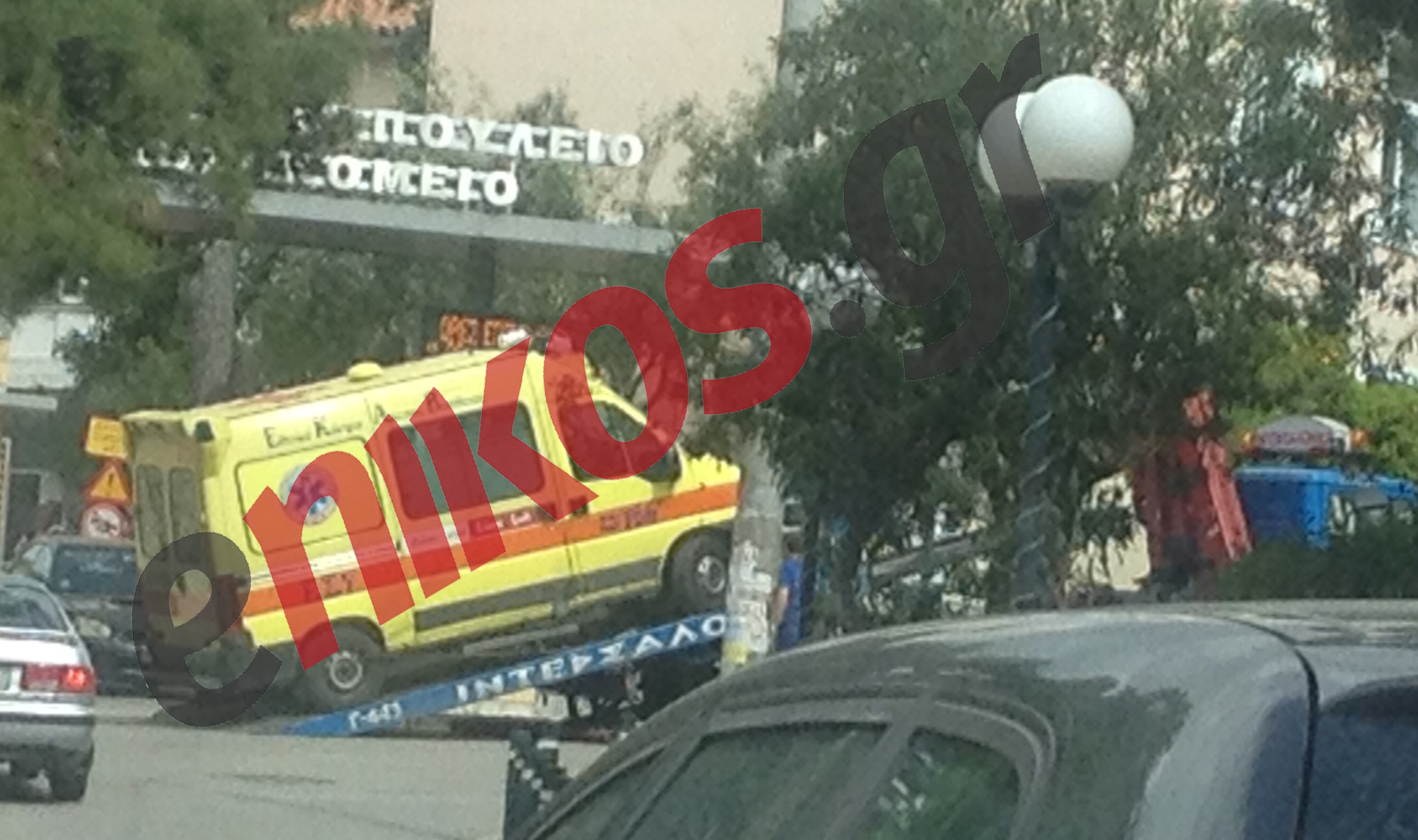 ΦΩΤΟ-Έμεινε στο δρόμο το ασθενοφόρο