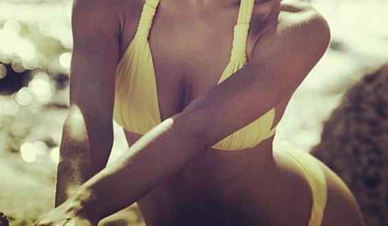 ΦΩΤΟ-Σέξι παρουσιάστρια… σκέφτεται το καλοκαίρι