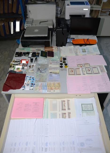 ΦΩΤΟ-Πλαστά διαβατήρια στην Κυψέλη