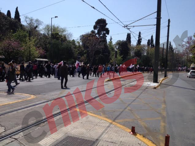 ΦΩΤΟ-Αποχωρεί από τη Βουλή το ΠΑΜΕ