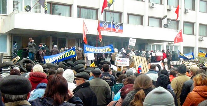 ΦΩΤΟ-Διαδήλωση στη Μαριούπολη