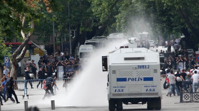 Αντλίες νερού στους διαδηλωτές